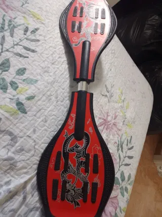 Patineta de dos ruedas con dragón