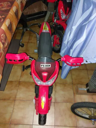 Moto eléctrica infantil FEBER roja