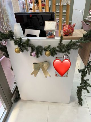 Mostrador de recepción blanco y madera