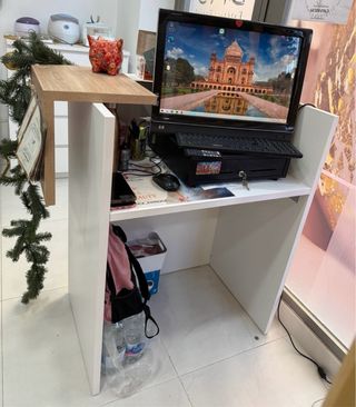 Mostrador de recepción blanco y madera