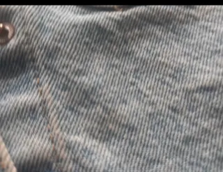 Chaqueta vaquera corta con efecto desgastado.