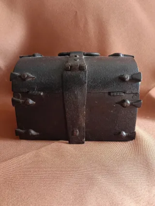 Cofre antiguo siglo XVI