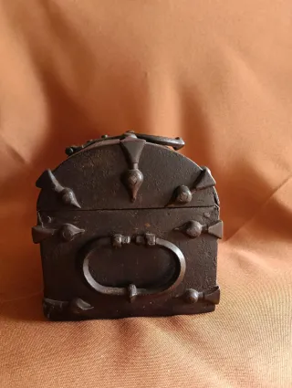 Cofre antiguo siglo XVI