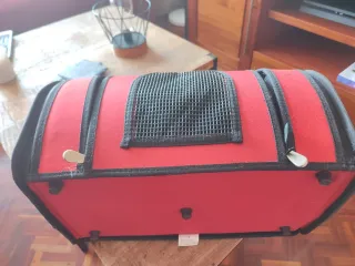 Transportín para gatos o perros pequeños.