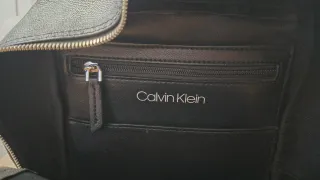 Bolso Mochila Calvin Klein Logo Gris y Negro