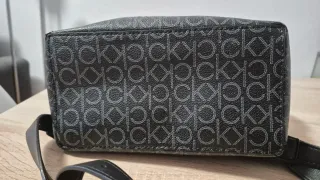 Bolso Mochila Calvin Klein Logo Gris y Negro