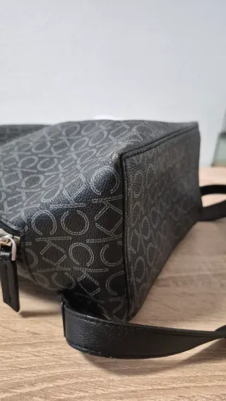 Bolso Mochila Calvin Klein Logo Gris y Negro