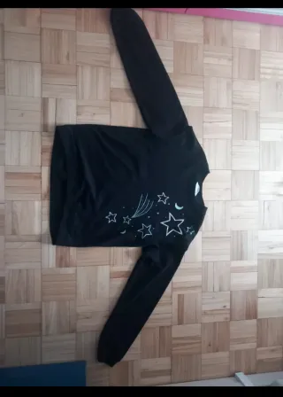 Sudadera negra con estrellas