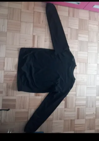 Sudadera negra con estrellas