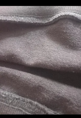 Sudadera negra con estrellas