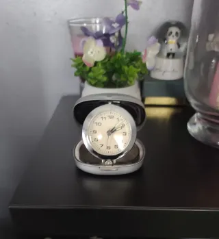 Reloj despertador plateado