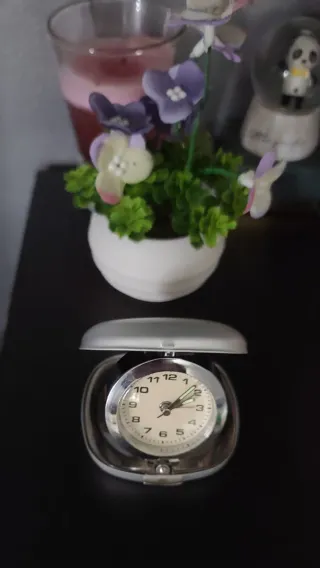 Reloj despertador plateado