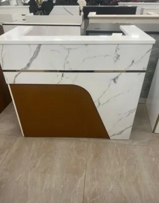 Mostrador de recepción Recepción blanco y dorado y