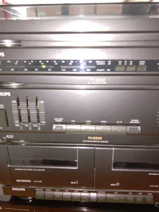 Cadena de música Philips y Akai con partes rotas