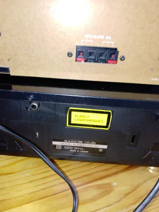 Cadena de música Philips y Akai con partes rotas