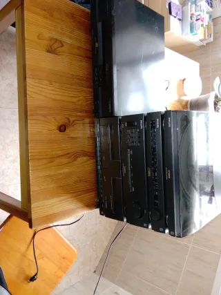 Cadena de música Philips y Akai con partes rotas