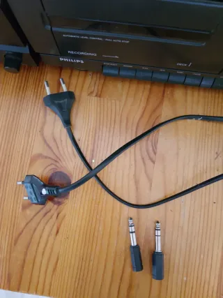 Cadena de música Philips y Akai con partes rotas