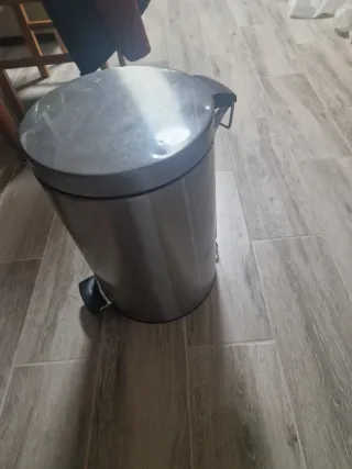 Cubo de basura metálico con tapa