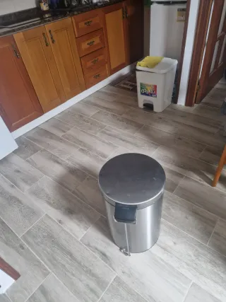 Cubo de basura metálico con tapa