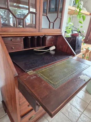 Escritorio vitrina antiguo madera y cristal