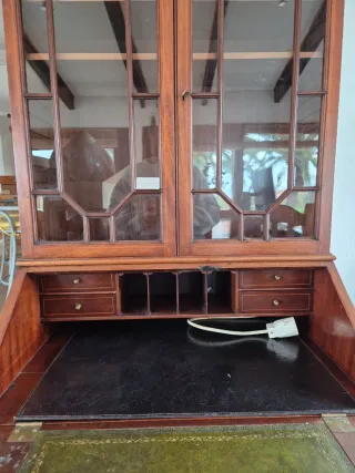 Escritorio vitrina antiguo madera y cristal