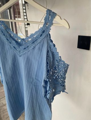 Blusa celeste con encaje