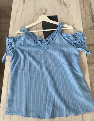 Blusa celeste con encaje