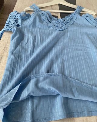 Blusa celeste con encaje
