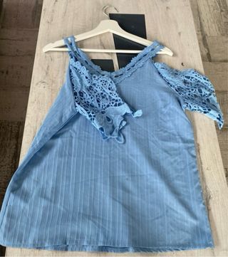 Blusa celeste con encaje