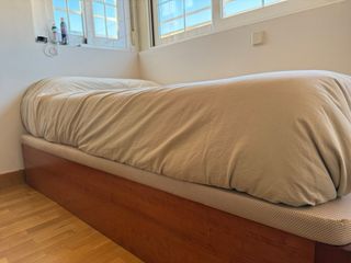 Canapé y colchón beige y marrón