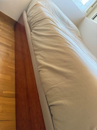 Canapé y colchón beige y marrón