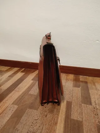 Cartera de cuero marrón