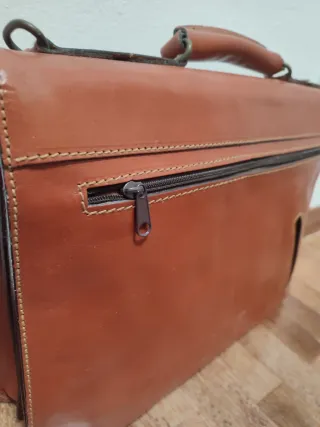 Cartera de cuero marrón