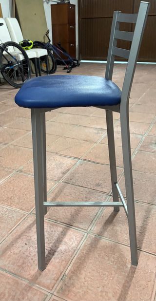 Banquetas altas de metal y tela