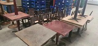 Sillas y mesas madera restaurante