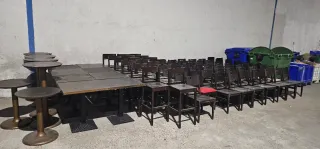 Sedie e tavoli in legno per ristorante