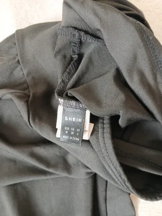 Pantalón negro acampanado