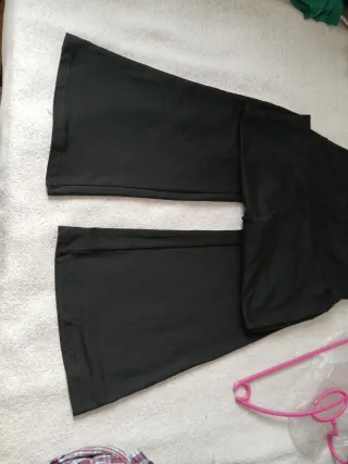 Pantalón negro acampanado