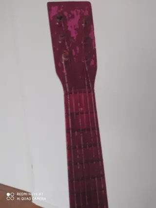 Guitarra infantil roja, leer anuncio