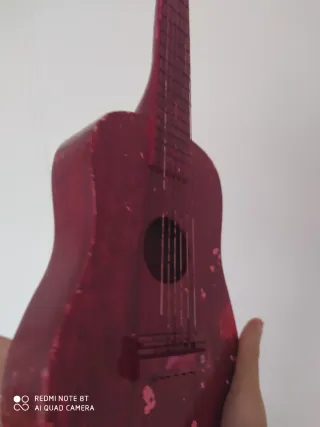 Guitarra infantil roja, leer anuncio