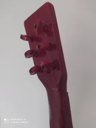 Guitarra infantil roja, leer anuncio