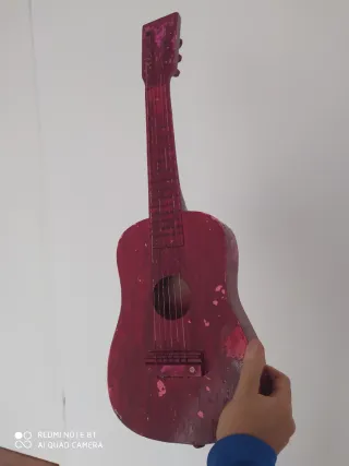Guitarra infantil roja, leer anuncio