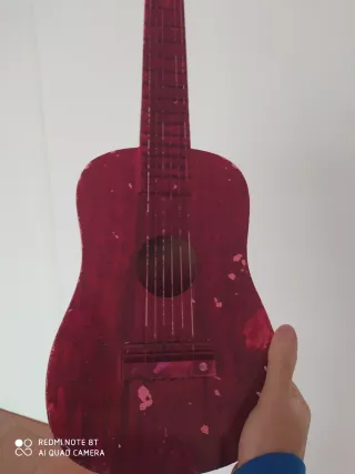Guitarra infantil roja, leer anuncio