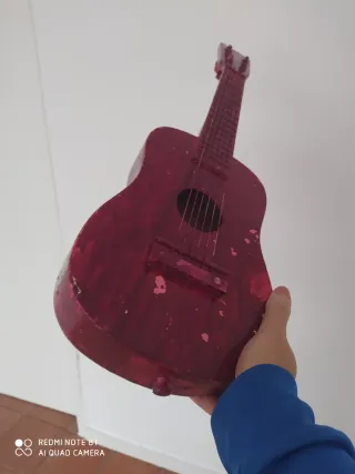 Guitarra infantil roja, leer anuncio