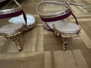 Zapatos de tacón dorados y rosas