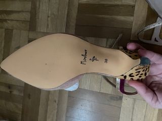 Zapatos de tacón dorados y rosas