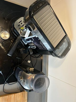 Cafetera CECOTEC CAFELIZZIA  y Molinillo Krups