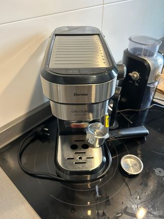 Cafetera CECOTEC CAFELIZZIA  y Molinillo Krups