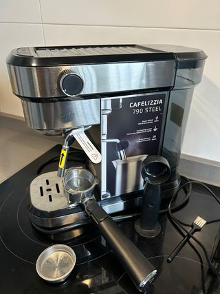 Cafetera CECOTEC CAFELIZZIA  y Molinillo Krups