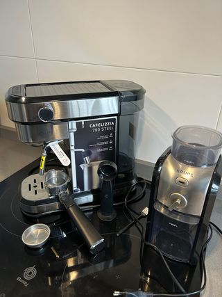 Cafetera CECOTEC CAFELIZZIA  y Molinillo Krups